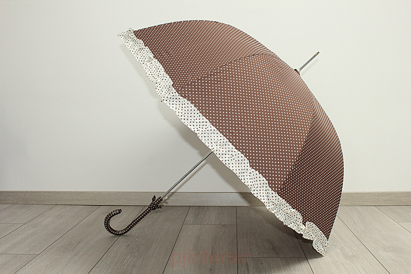 Elegantný bodkovaný dáždnik s volánikom